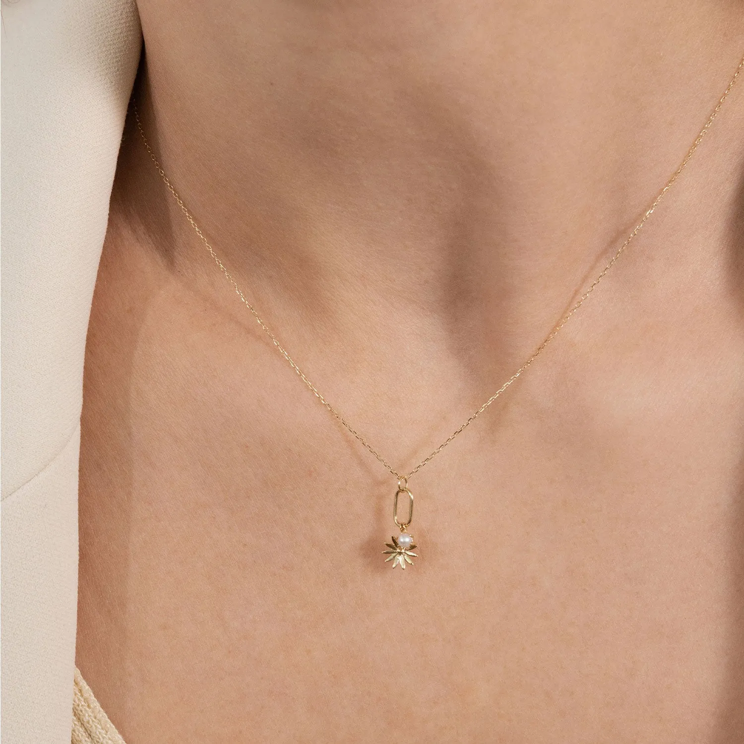 14k Gold Daisy Necklace