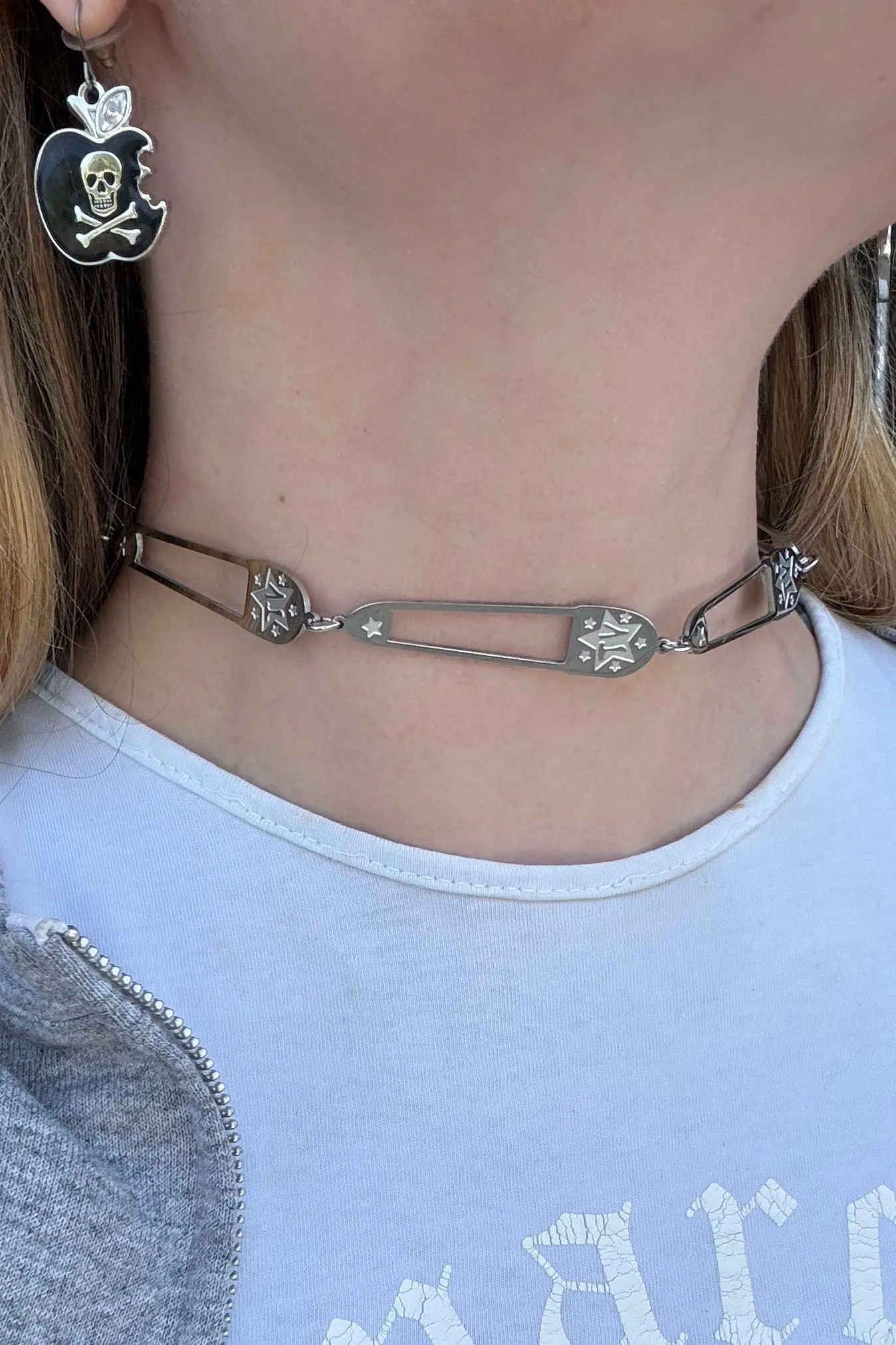 Abstract Pin Choker