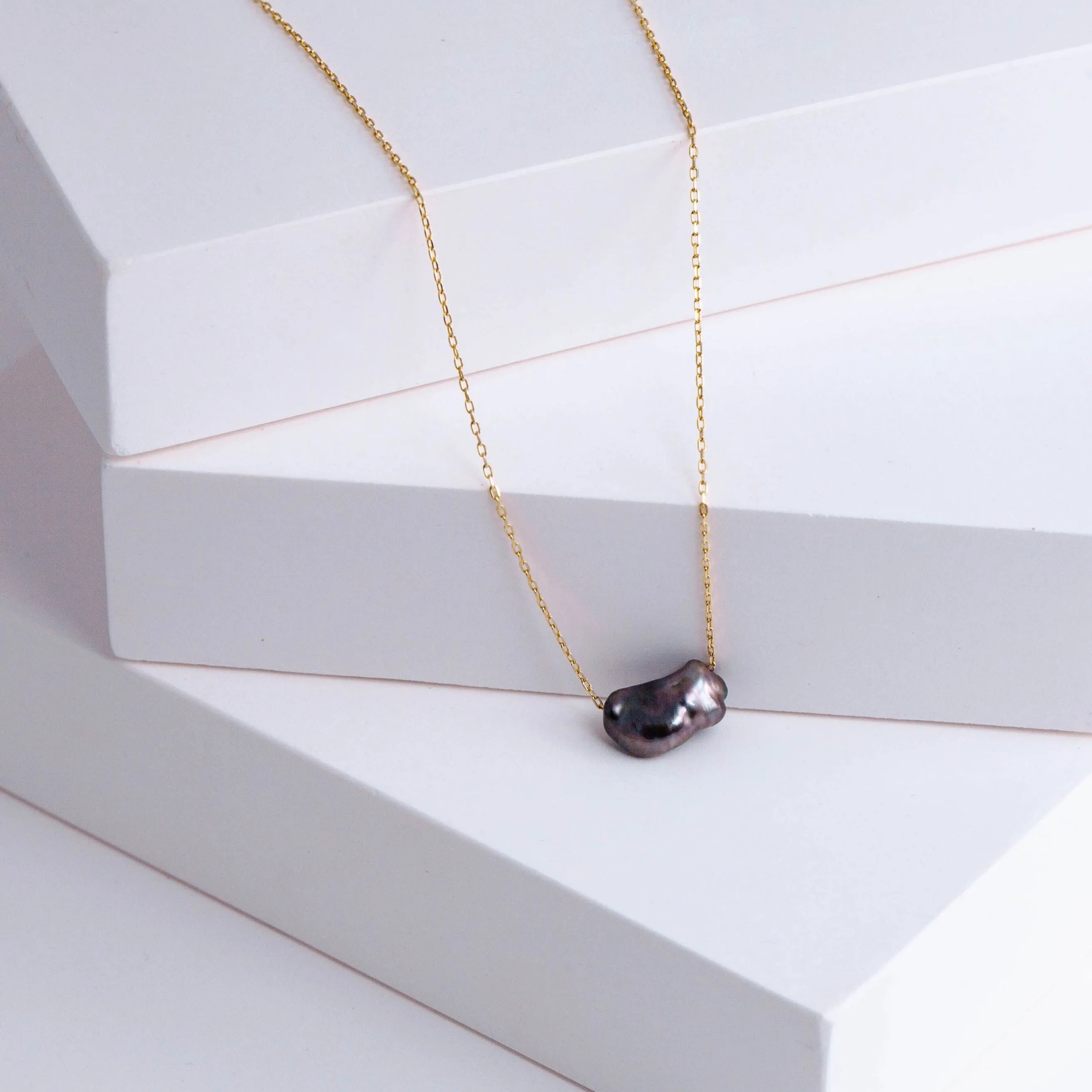 Kidney black pearl necklace